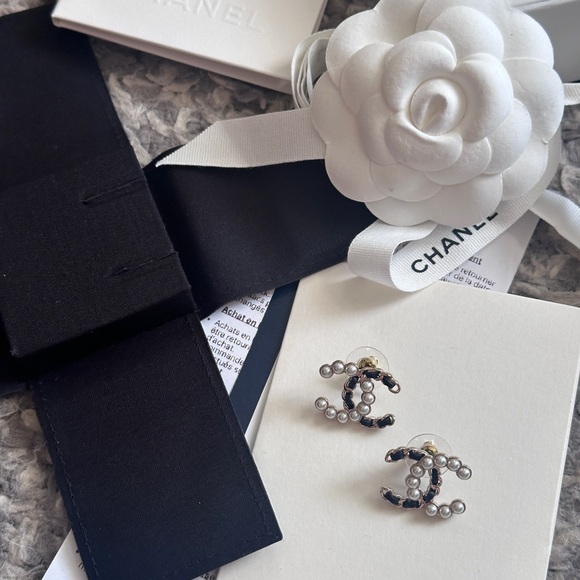 BNWT CHANEL Pearl-Accented Interlocking Logo Earrings - Black & Gold - Picture 9 of 16